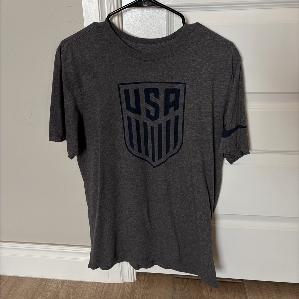Size L The Nike Tee Athletic Cut Olympics Team USA Soccer Shirt Gray 561416-071